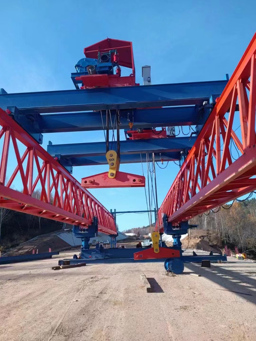 黑龙江交投集团购买的第二台QJ40/200吨自平衡架桥机安装完成。服务黑龙江(鹤岗-伊春)高速1标2工区